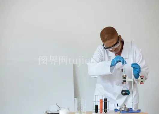 非洲裔男孩教室化学实验专注检查烧瓶