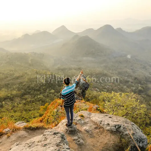 印度尼西亚男子指曼杜塔劳旺山景
