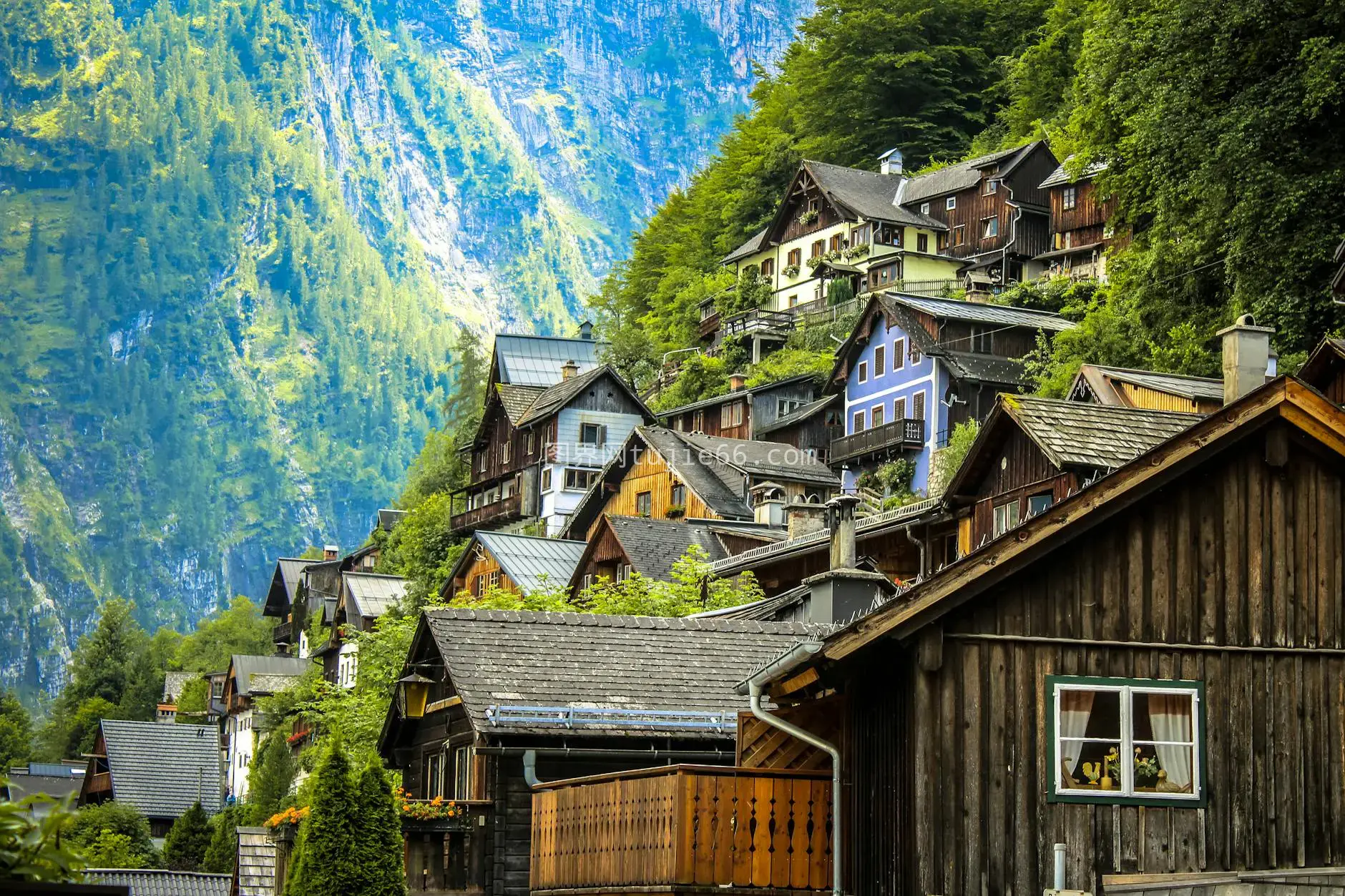 奥地利哈尔施塔特山坡木屋迷人景致图片