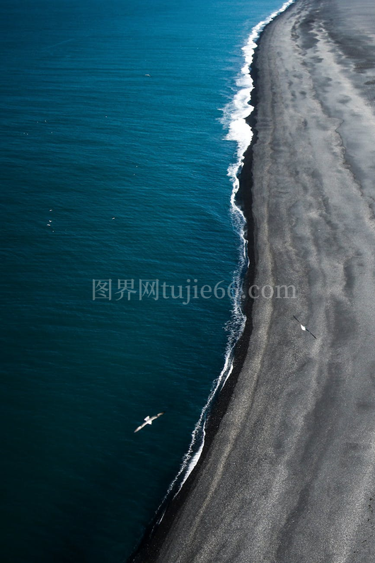 空中俯瞰冰岛海滩与蓝海融合