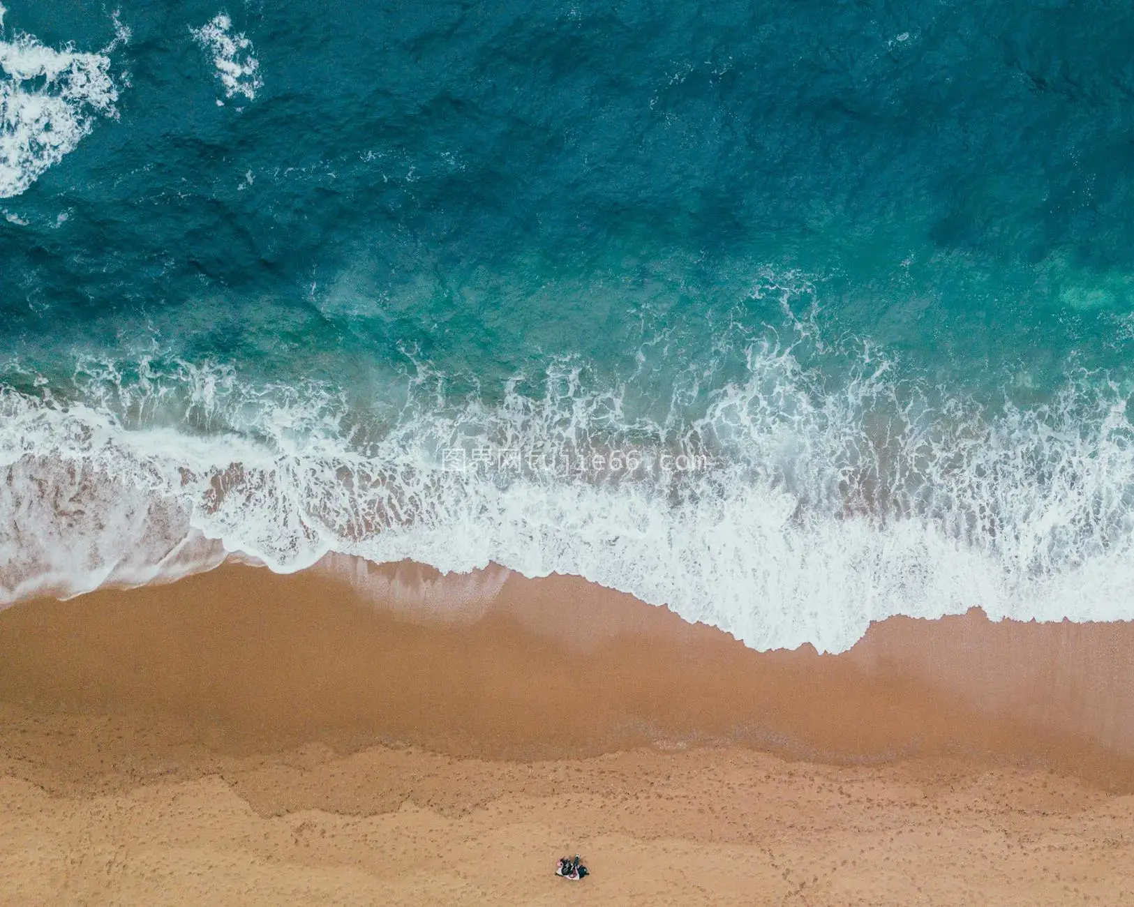 空中拍摄沙滩波浪海洋美景图片