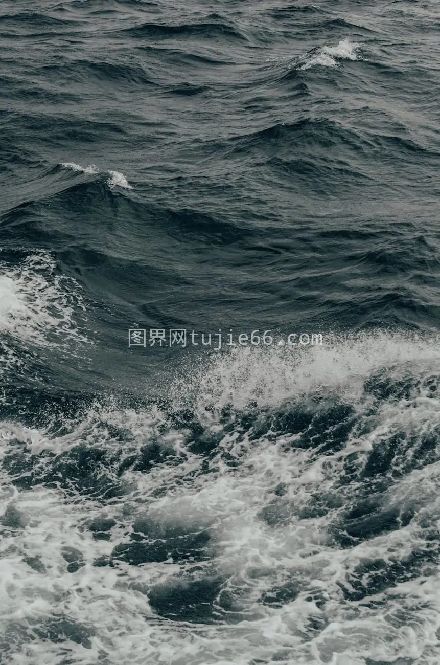 黑白艺术风格海洋波浪动感冲击视觉图片