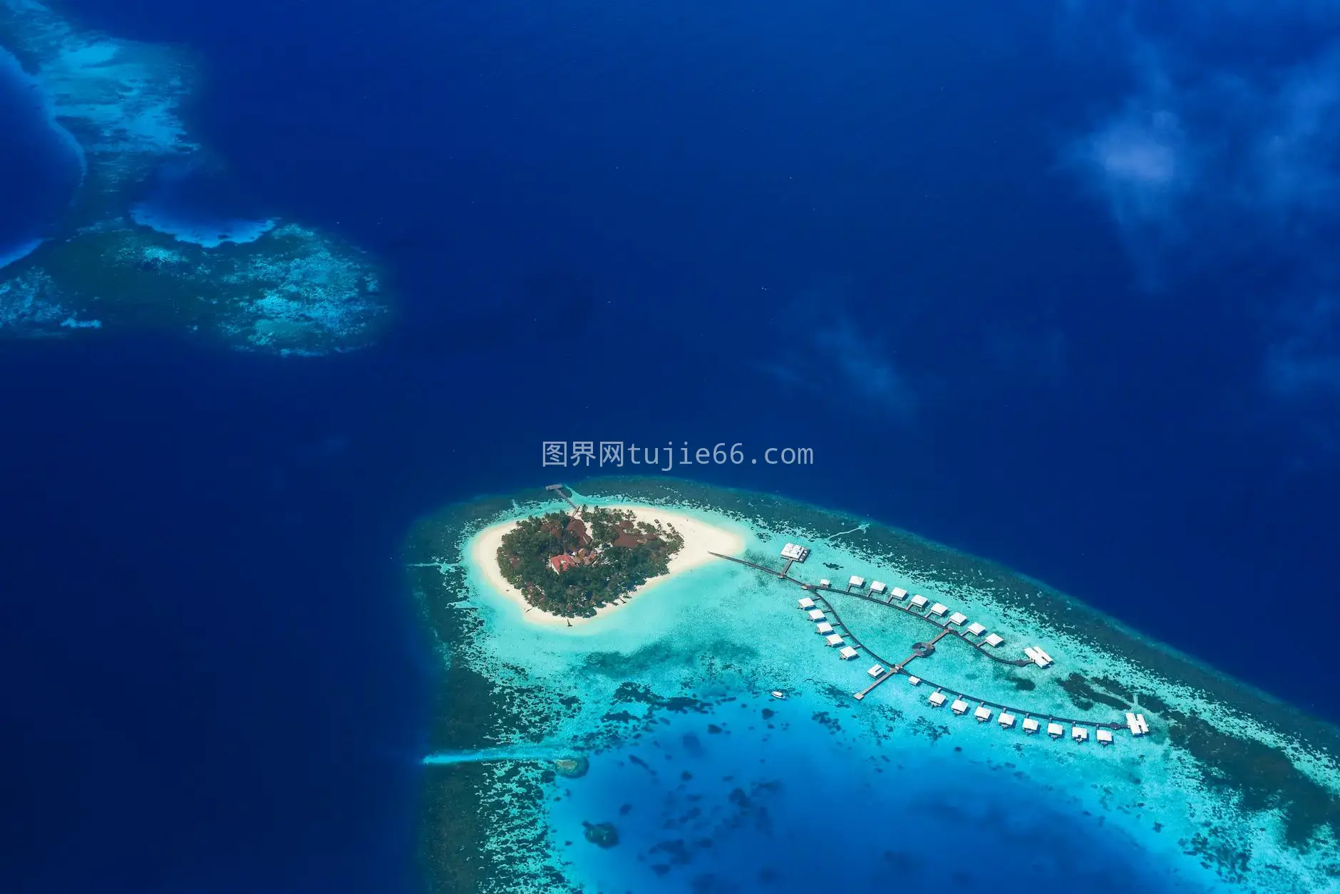 空中镜头热带岛屿马尔代夫碧蓝水图片