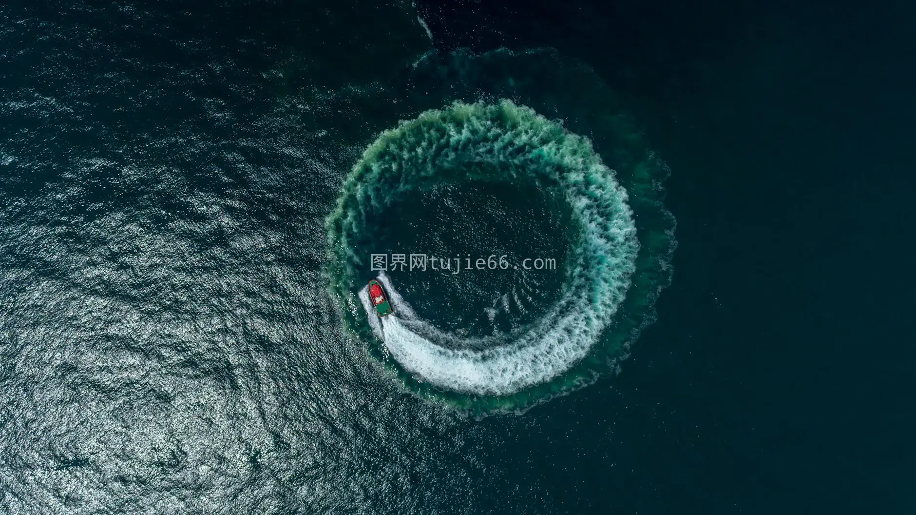 快艇海面圆形波浪高空视角图片