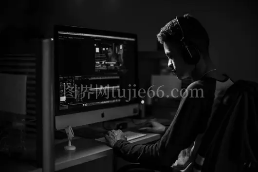 戴耳机电脑编辑视频办公室