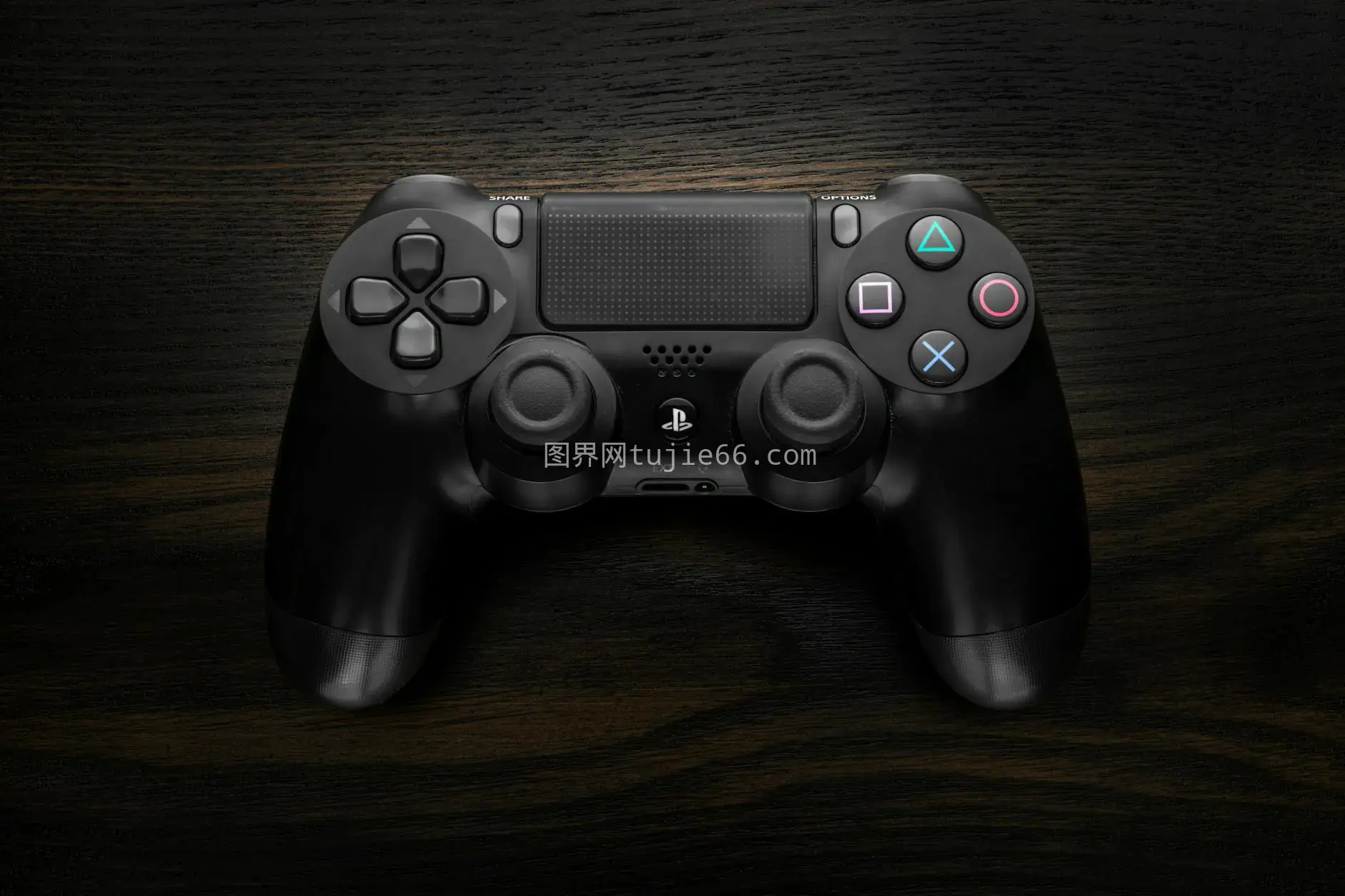 索尼DualShock4游戏手柄高分辨率深色背景照图片