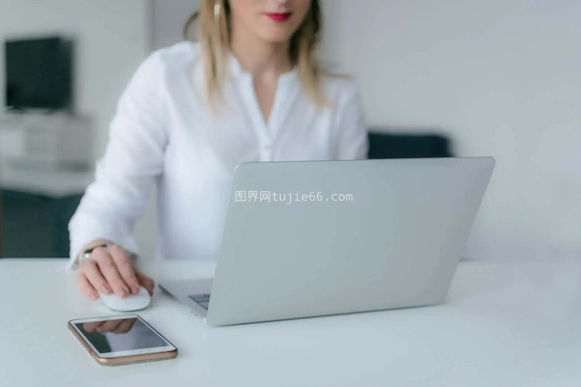 女性远程办公用电脑手机图片