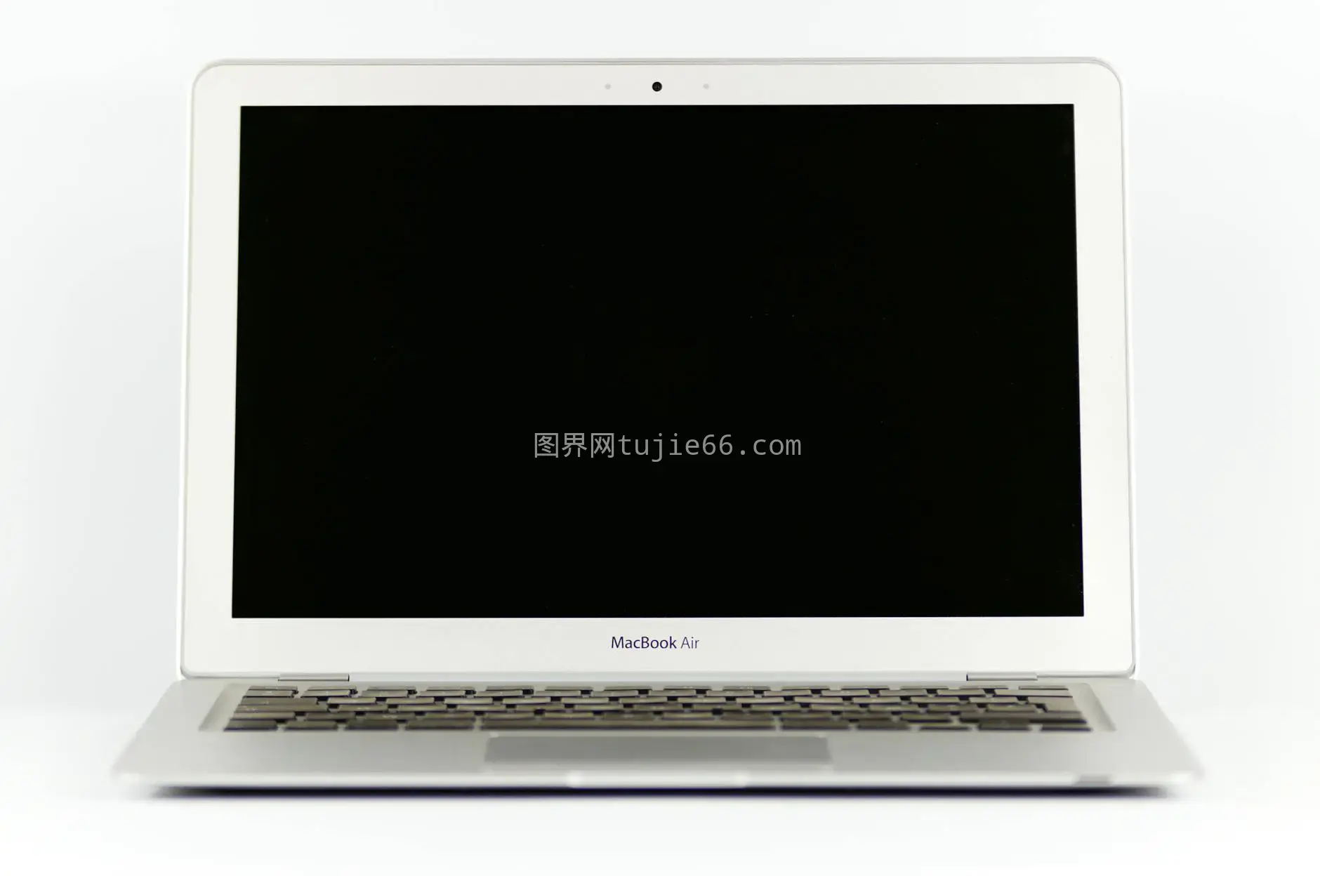 白色背景中MacBook Air电脑空白屏特写图片