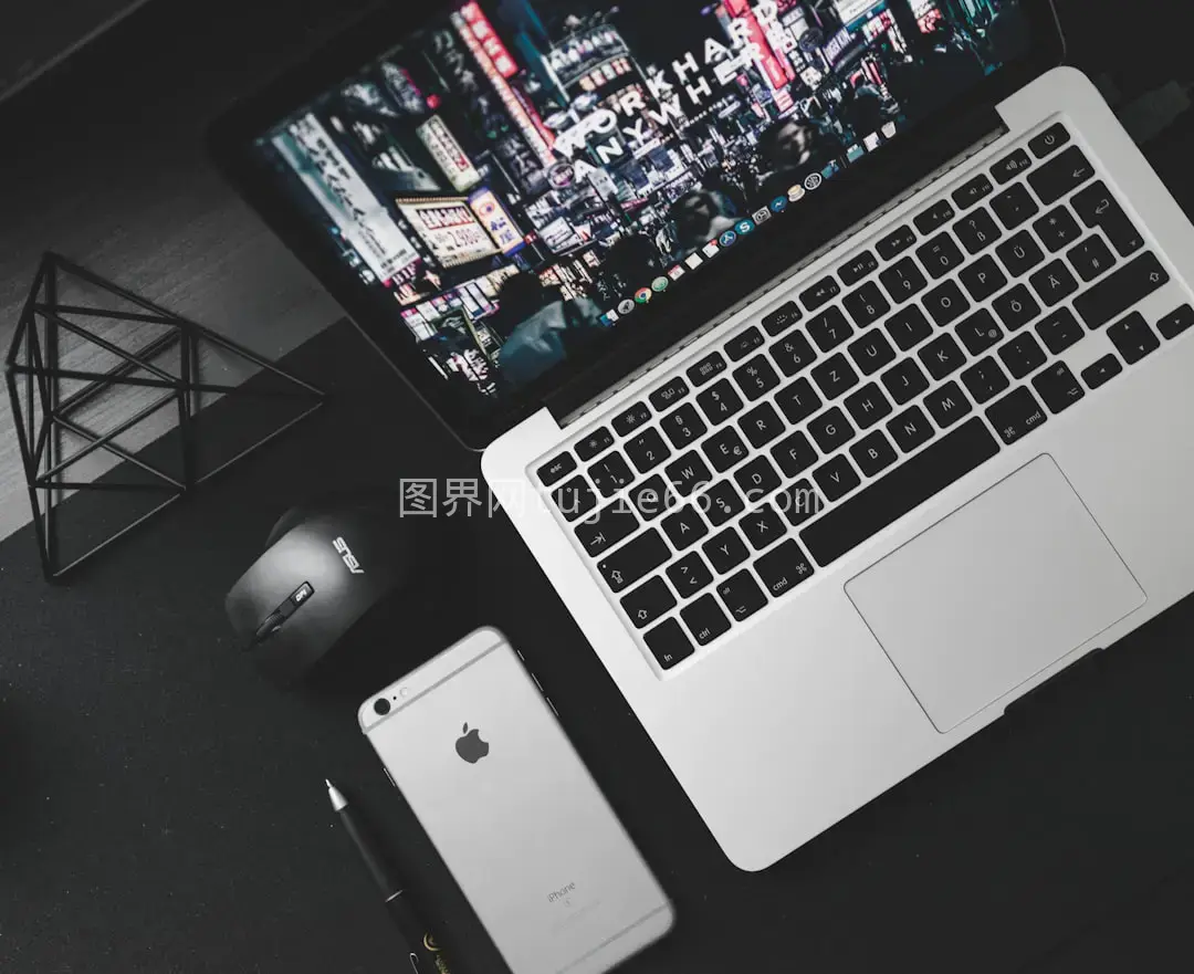 MacBook Pro旁iPhone 6s与书写工具同框图片