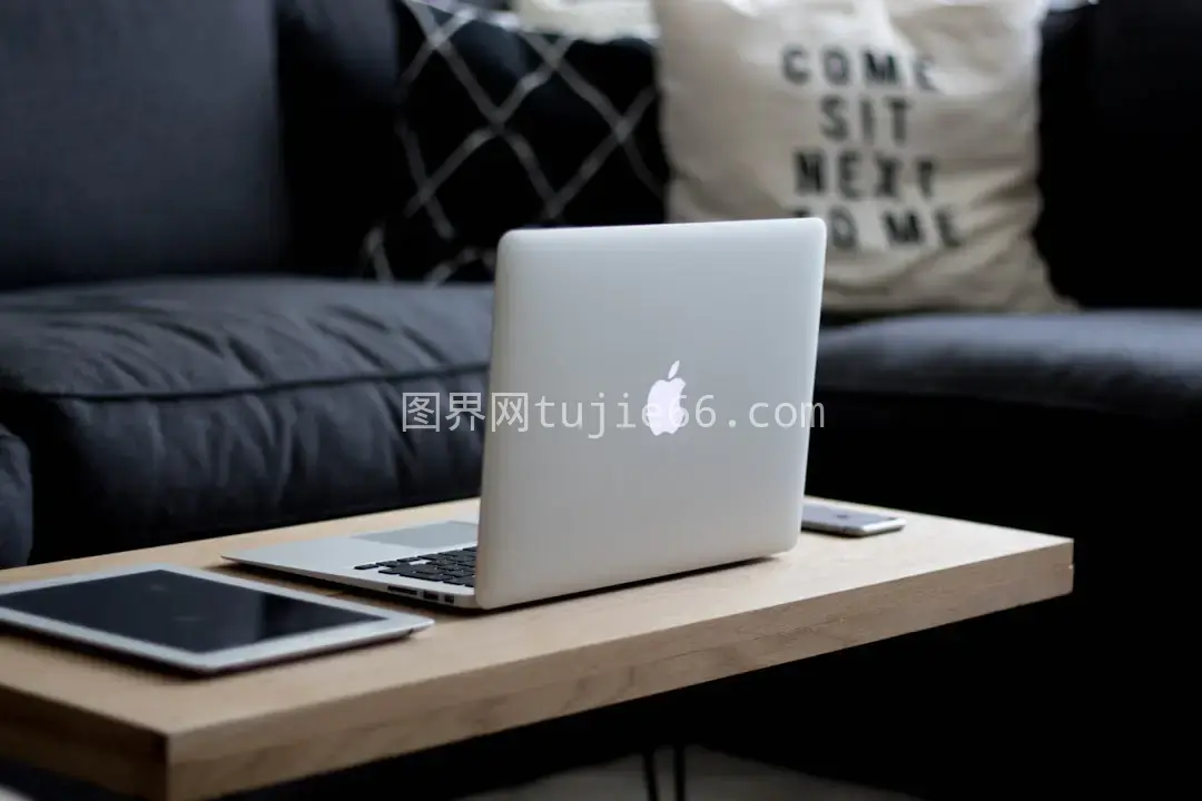 棕色木质中心桌上MacBook Air展示图片