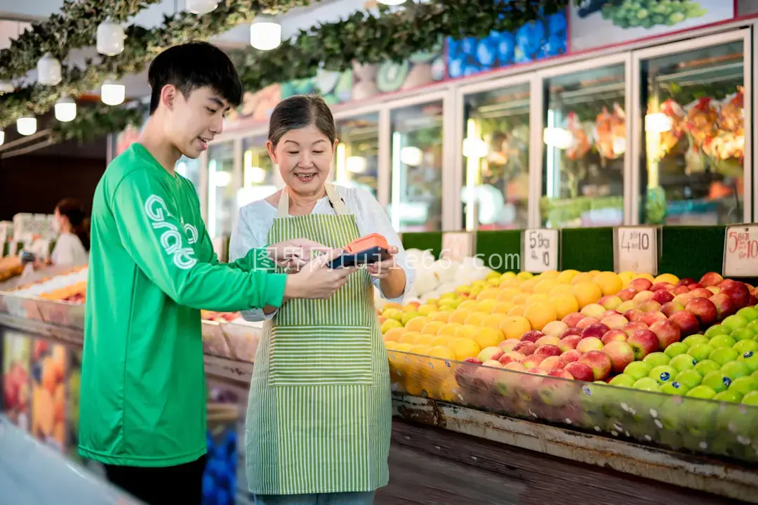 男女水果摊前站图片