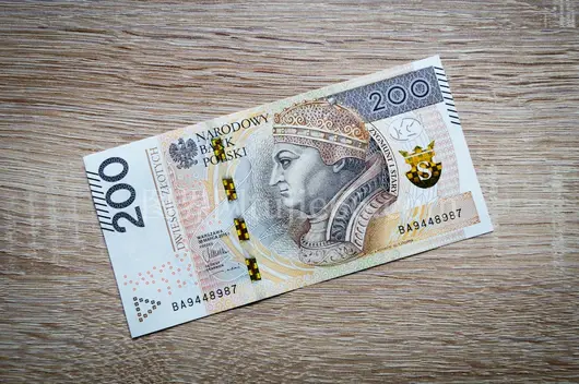 50元纸币棕色木桌间艺术