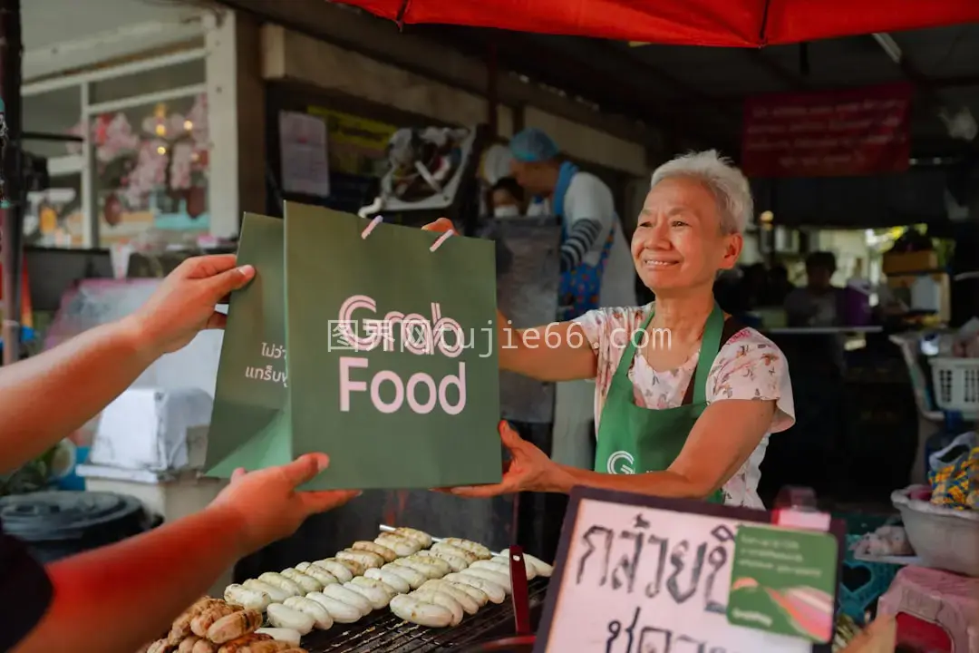 女士举牌食品摊图片