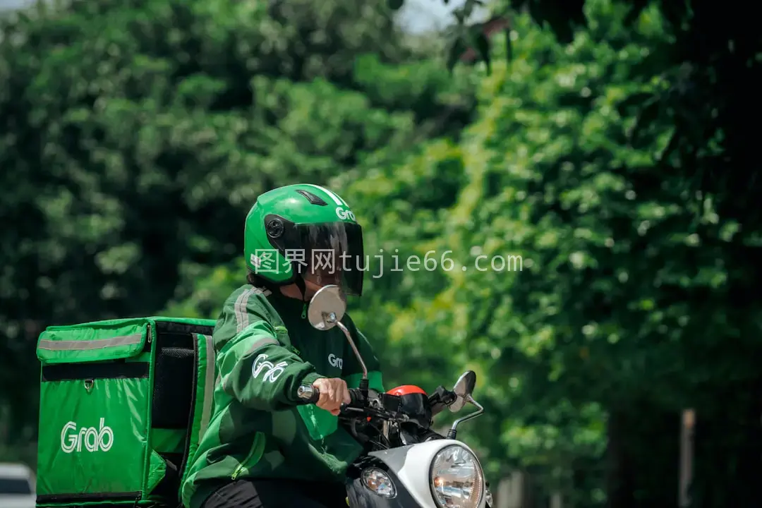 绿色袋背摩托车骑行人图片