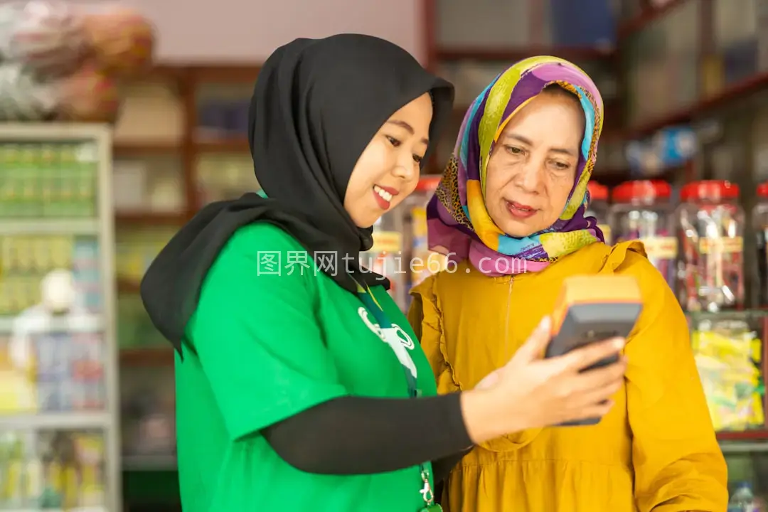 女子商店细观手机图片