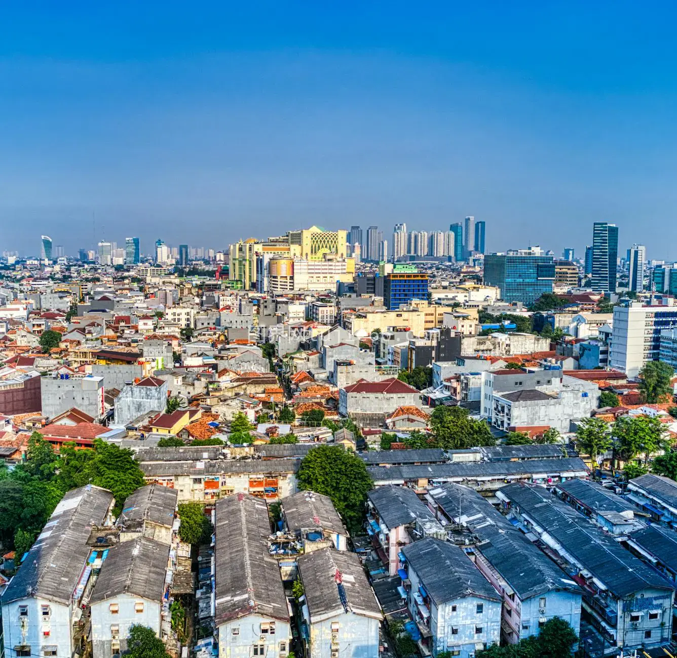 雅加达空中景观密集建筑蓝天映衬图片