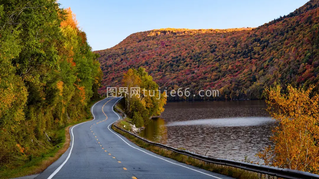 蜿蜒小路映湖景图片