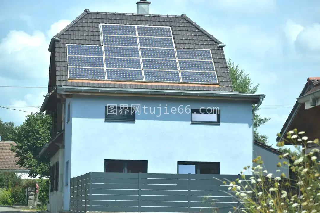 屋顶太阳能板房屋图片