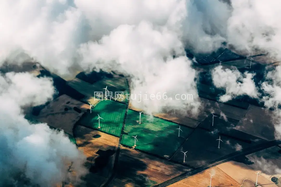 高空俯瞰田野风力涡轮机图片