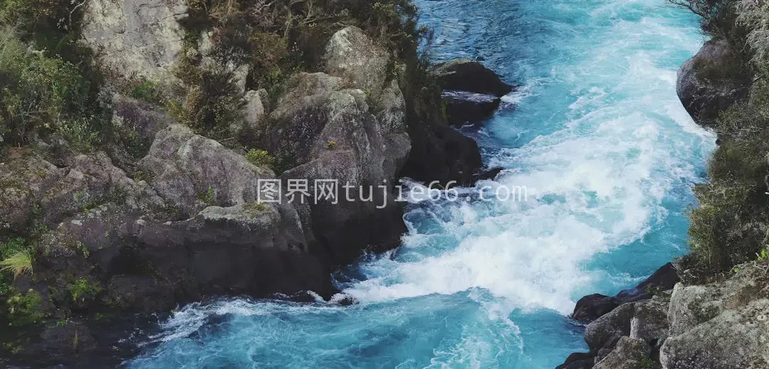 河流岩石悬崖壮丽景致图片