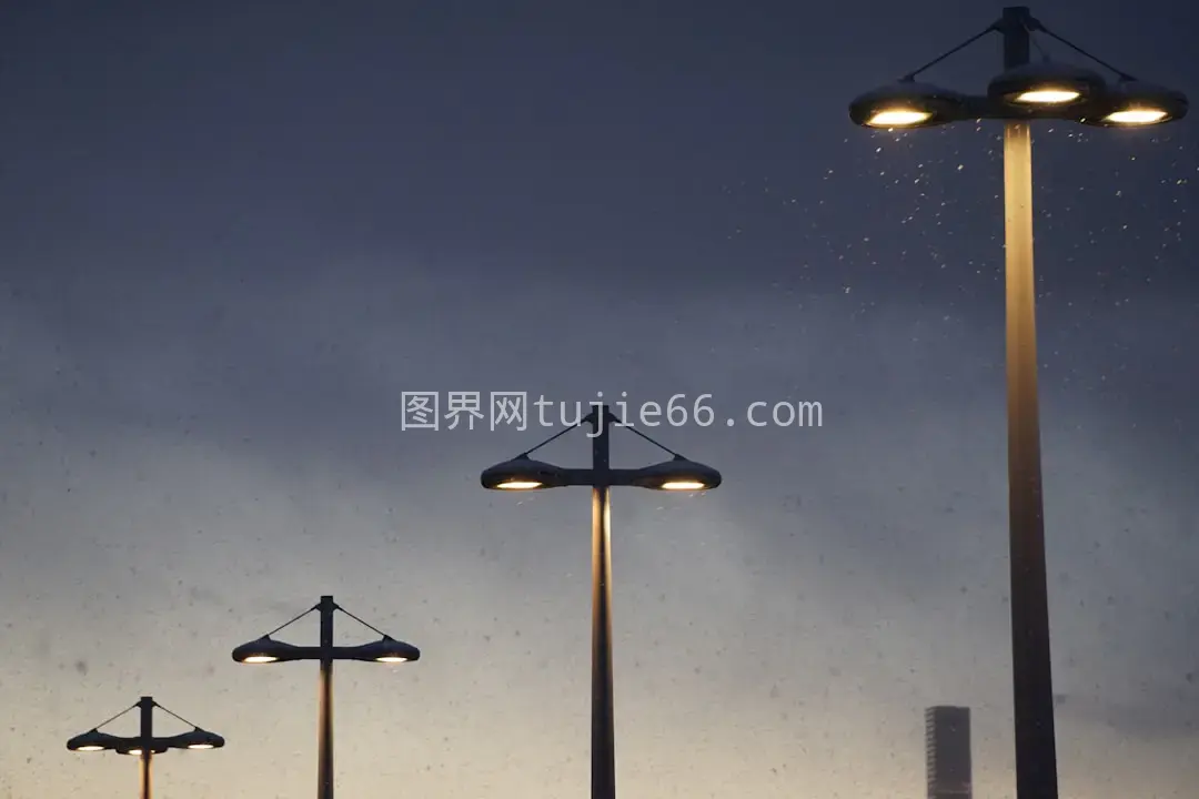 夜色中四盏街灯映照图片