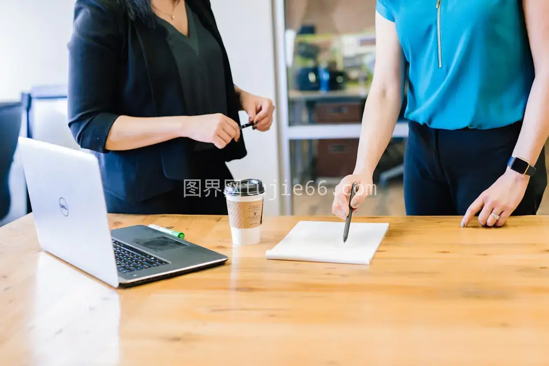 女性平板旁书写瞬间图片