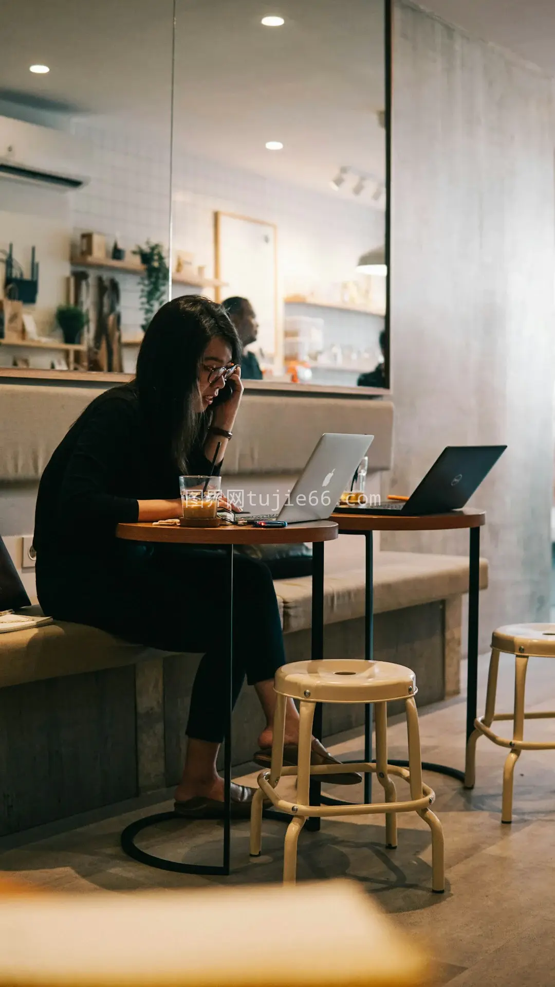 女士黑衣长袖用MacBook图片