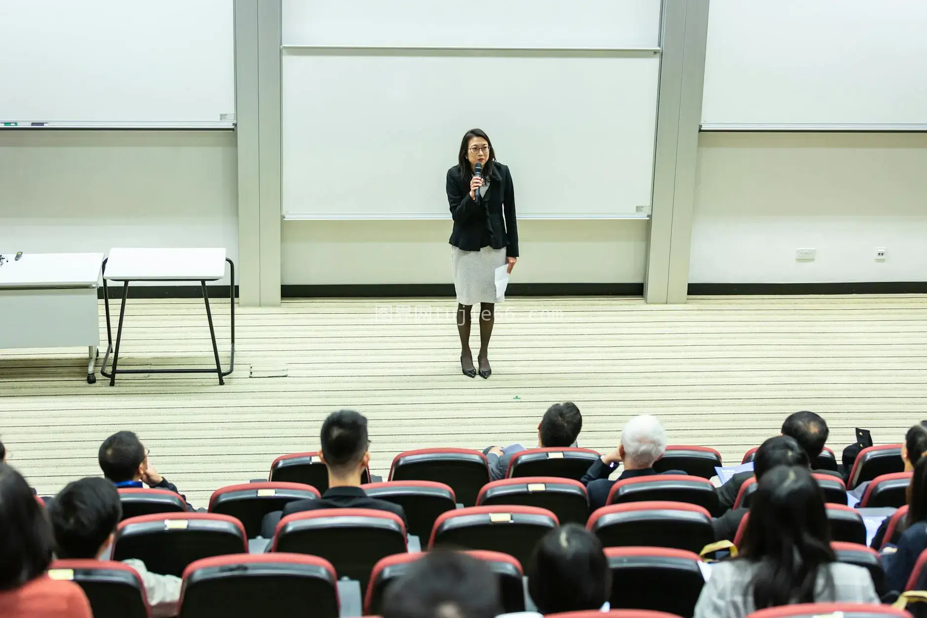 现代礼堂女性演讲场景图片