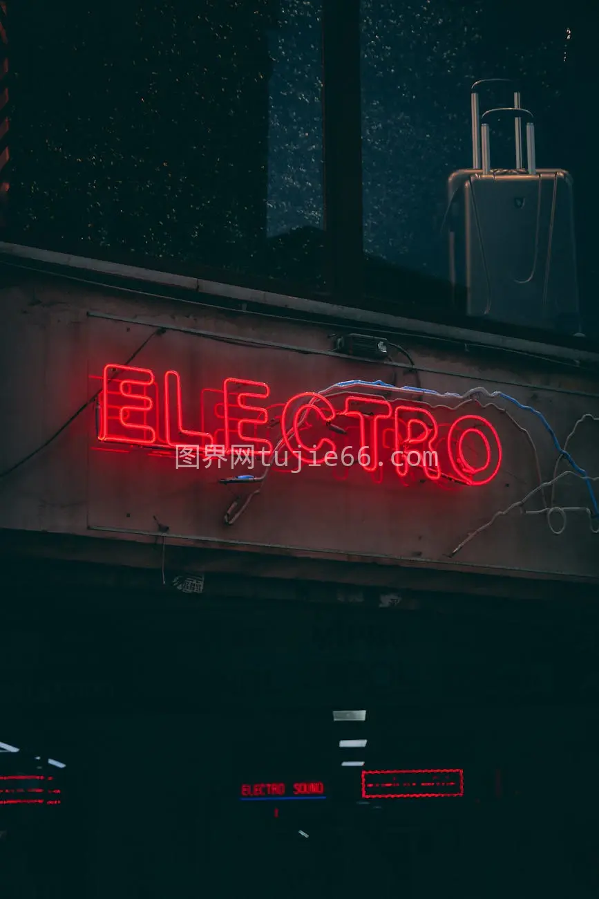 红色霓虹Electro城市夜景图片