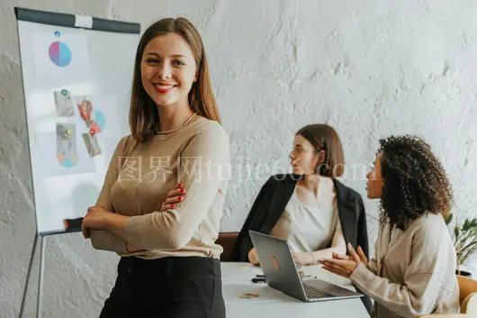 现代办自信笑女性与同共事
