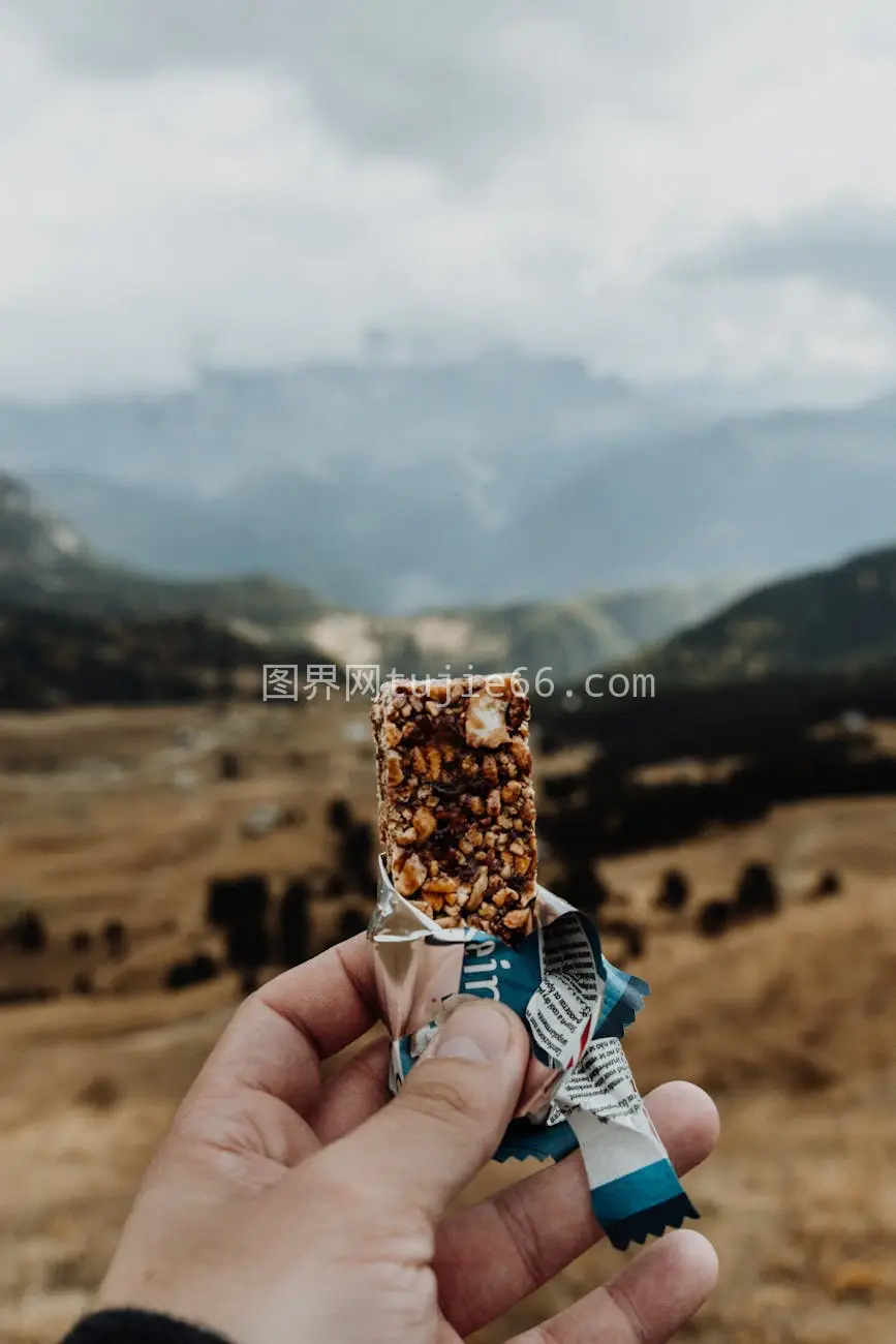 意大利特伦蒂诺山景手持谷物棒图片