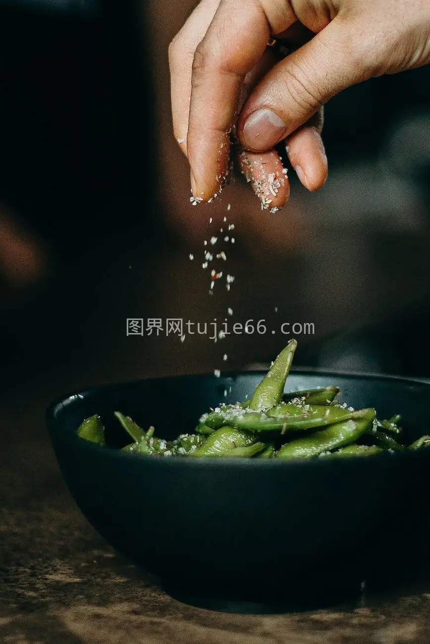 撒盐鲜毛豆美味健康烹饪图片