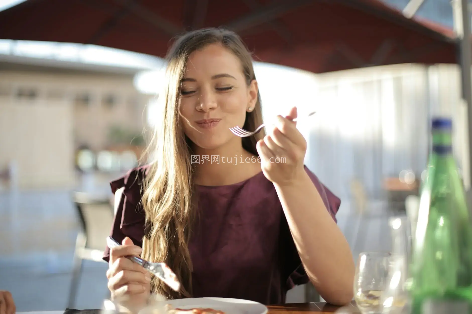 女士户外享美食环境宜人微笑图片