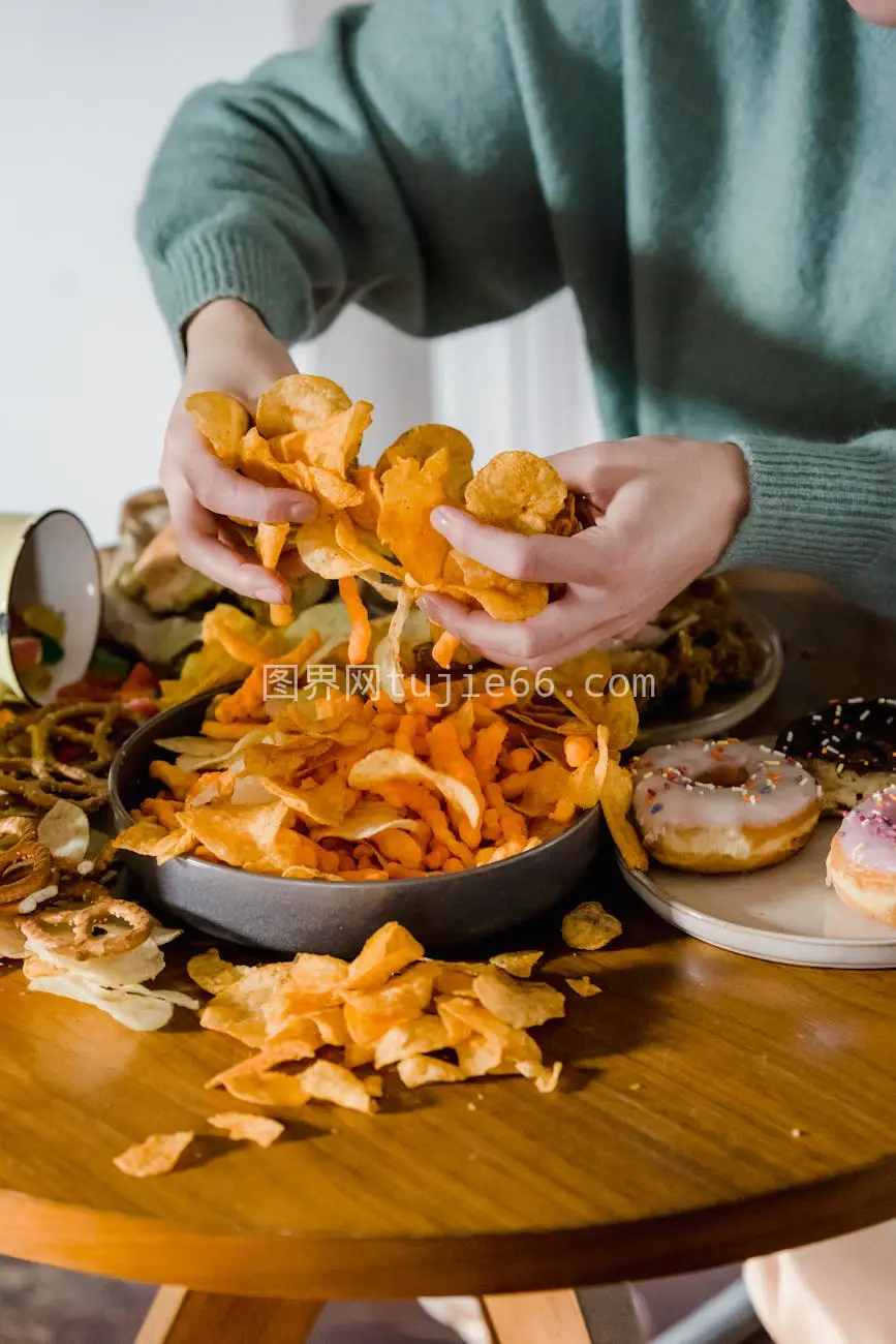 模糊女性与美味薯片家居美食图图片