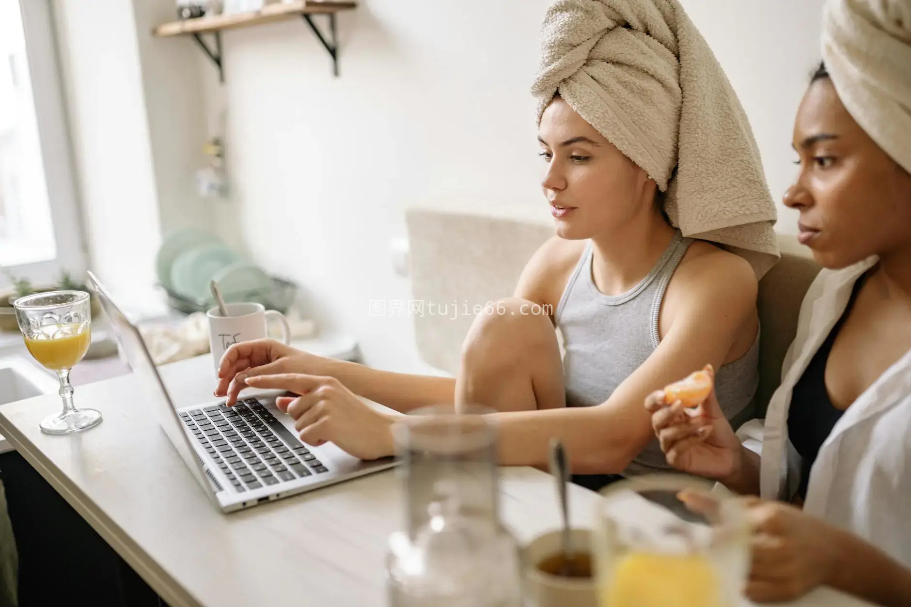 居家女性舒适用笔记本享零食图片