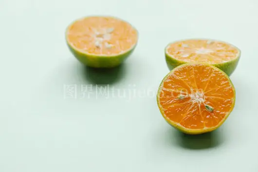 鲜橙片亮绿映照多汁鲜嫩