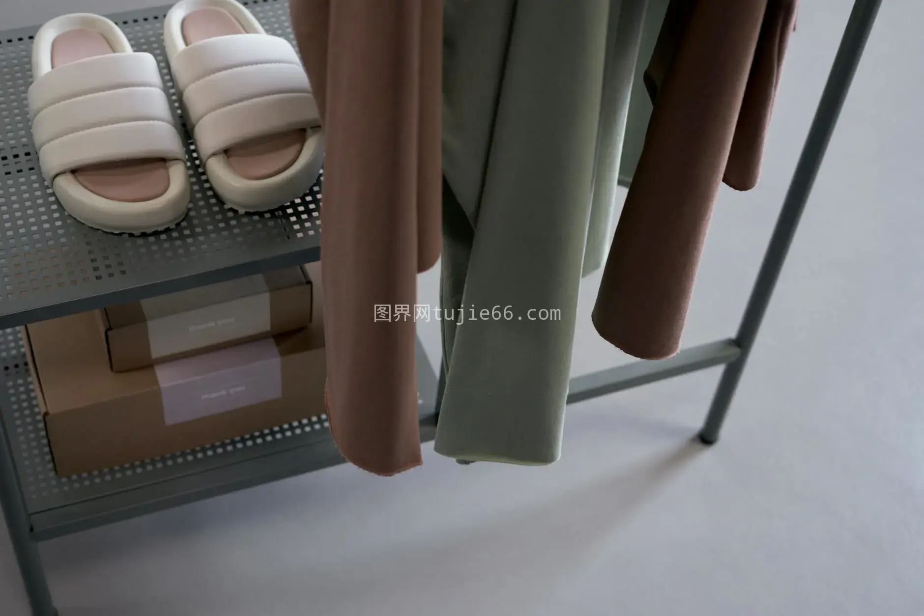 简约家居服饰拖鞋包装设计展示图片