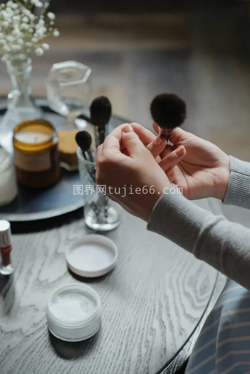 女性室内美妆场景图片