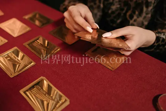 金色卡牌玩牌红桌休闲游戏