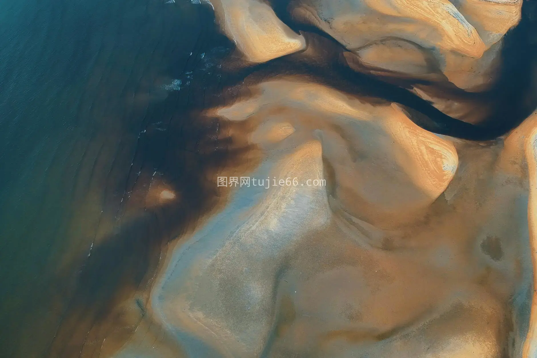 马来西亚海岸空中摄影沙水纹理图片