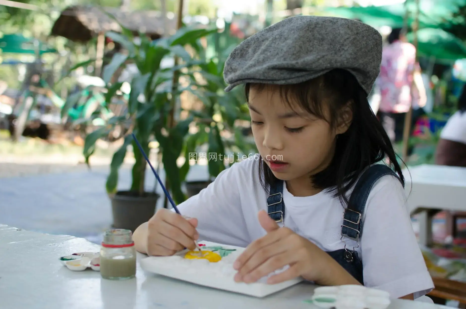 戴帽女孩户外水彩晴日绘景图片