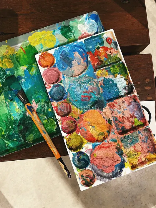 蓝绿棕抽象画作美艳呈现
