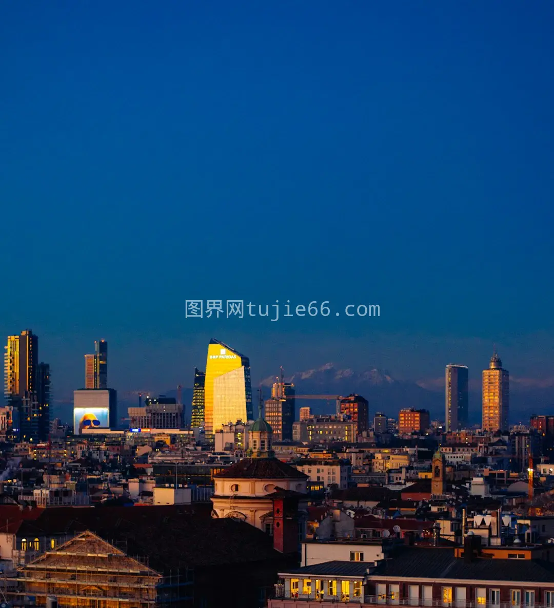 夜幕下的城市天际线美景图片