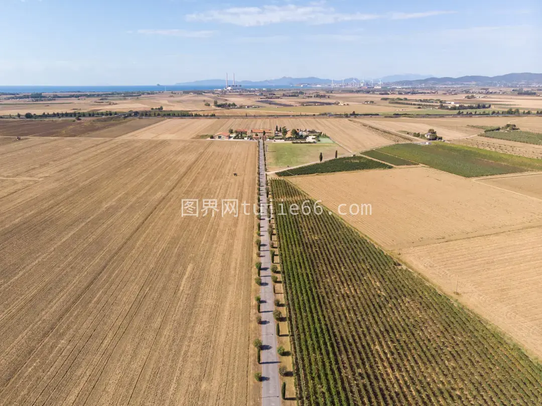 空中农田火车铁轨景致图片