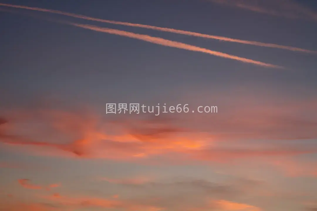 夕阳映衬飞机尾迹天空美图图片