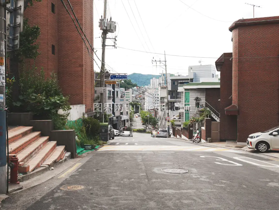 灰色道路棕色建筑间白天景致图片