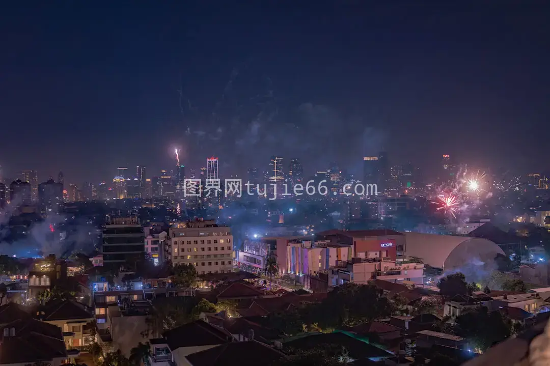 夜色烟花映衬璀璨城市图片