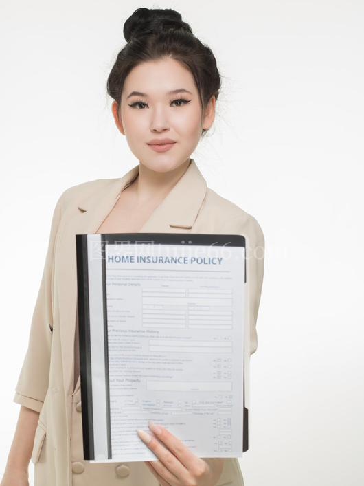 职业女性自信展示家庭保险政策