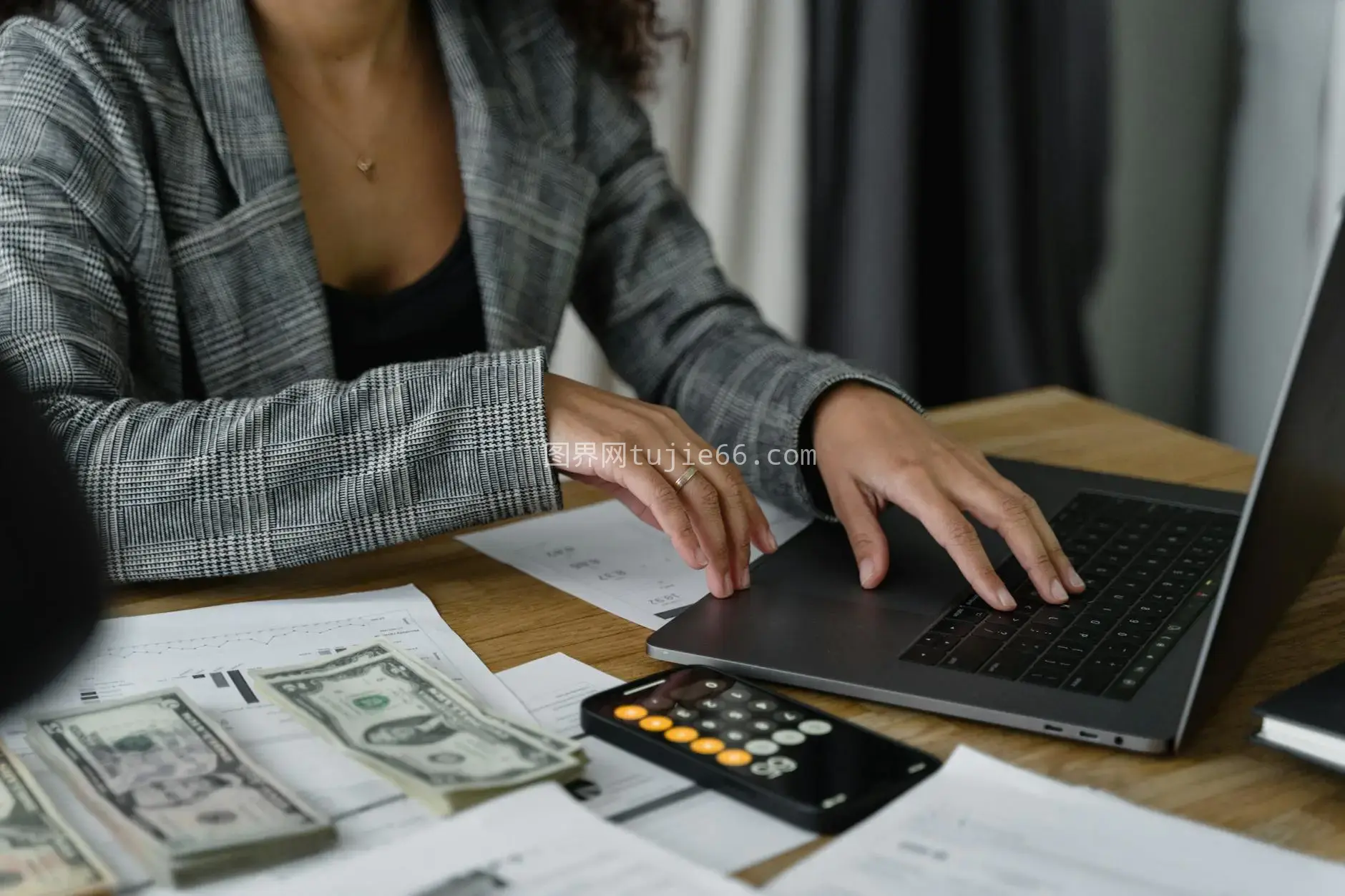 女商人现金计算器理财图片