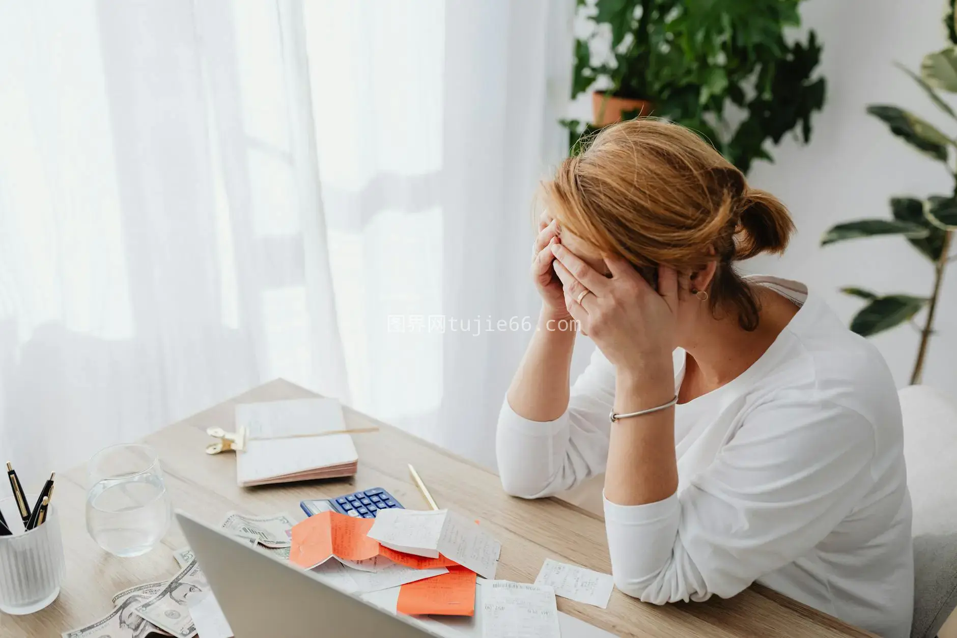 职场女性财务压力计算瞬间图片